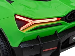 Lumină LED față de mașină sport verde, detaliu pentru poze de impact, pentru pasionați.