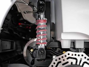 Sprijin metalic pentru mașini de curse, suspensie sport, stabilizare performantă.