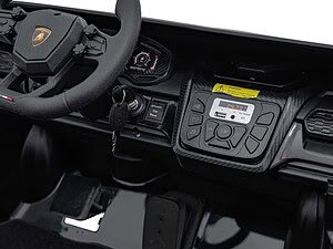 Hide aul de comanda pentru copii cu design realist de autovehicul de lux, perfect pentru joaca și dezvoltarea imaginației.