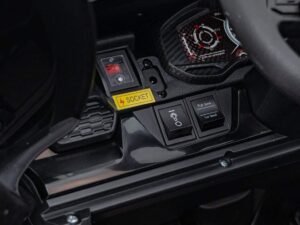 Switch-uri și butoane în bordul unei mașini sporte Lamborghini, accesorii auto pentru conducere.