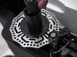 1. Patinaje electric cu disc de frână și manetă de control pentru siguranță.