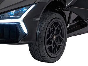 Jucarie auto sportivă cu lumini LED și roată neagră, pentru copii și colecționari.