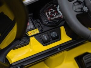 Joacă în mașinuțe electrice pentru copii, model realist, sigur și distractiv pentru cei mici.