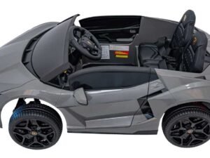 Mașină electrică pentru copii, design sportiv și detalii reale, perfectă pentru distracție sigură.