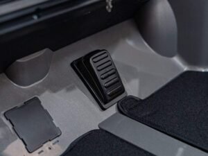 Pedala de acceleratie pentru masini mici, design ergonomic, confort și siguranță pentru copii.