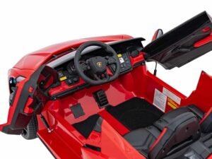 Mașină electrică pentru copii, model Lamborghini, culoare roșie, detaliu interior și volan realist pentru joacă în siguranță.