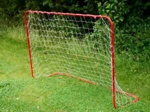 Poartă de fotbal pentru copii, ideală pentru joacă în aer liber, durabilă și sigură.