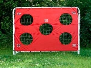 1. teren de joacă pentru copii cu ținte și cercuri pentru jocuri sportive.