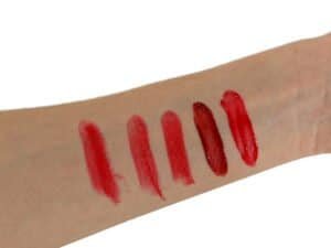 Rujuri roșii, culori diverse pentru machiaj buze, swatch pe antebraț, exemplu pentru machiaj și beauty.
