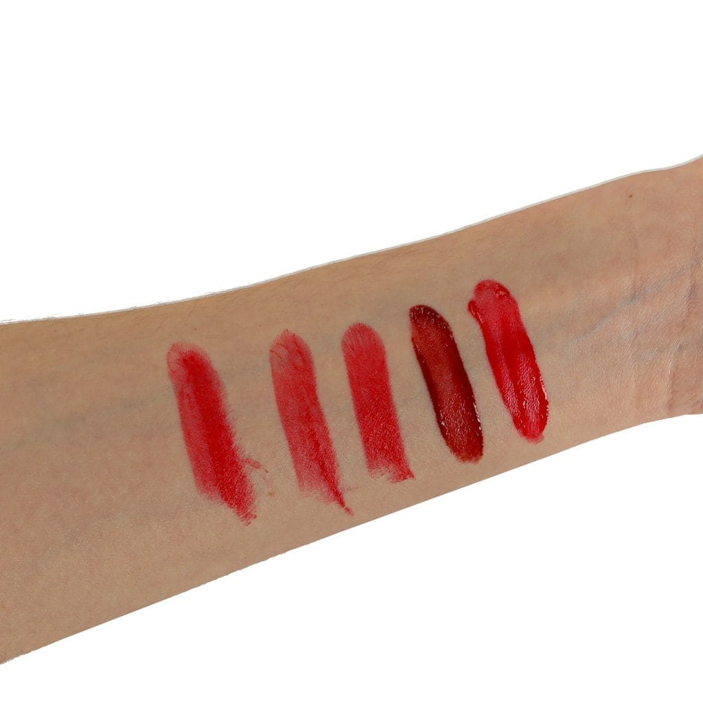 Rujuri roșii, culori diverse pentru machiaj buze, swatch pe antebraț, exemplu pentru machiaj și beauty.