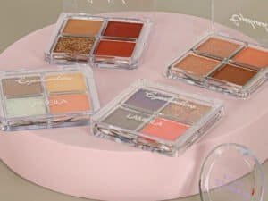 Paletă de farduri pentru machiaj, culori neutre și strălucitoare, ambalaj elegant, ideal pentru un look natural și sofisticat.