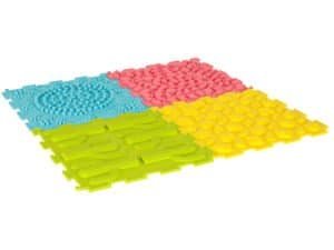 Tapițea de joacă pentru copii cu modele textured, multicolore, pentru activități și distracție în siguranță.