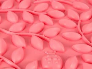 Căsuță de jucărie roz cu motive florale și detalii fine, perfectă pentru joacă și decorativă.