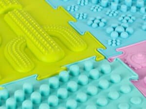 Joc de societate pentru copii cu piese colorate și decoruri din plastic în forme variate.