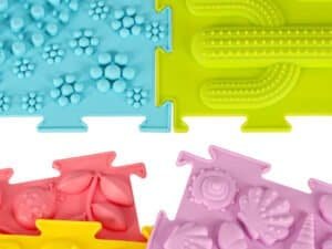 1. Teren de joacă pentru copii cu puzzle din plastilină colorată.