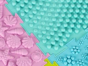 Colorat taf de joaca din silicon cu modele de scoici si stele pentru copii, sigure si moale pentru joaca si distractie, ideal pentru camera copilului.