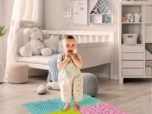 1. Jucării pentru camera copiilor, patut și decoruri marine și animale mici.