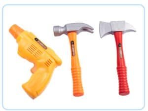 Jucării pentru copii - un set de ciocan, sanity și pistol de jucărie din plastic pentru joacă recreativă.