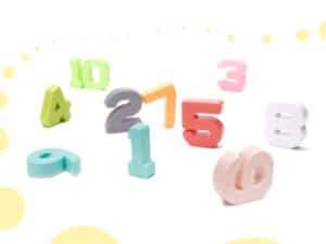 Numere din plastic pastelate pentru joacă și învățare, perfect pentru camera copilului.