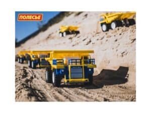 Jucării camioane și excavatoare pentru copii în nisip, ideal pentru joacă și dezvoltare.