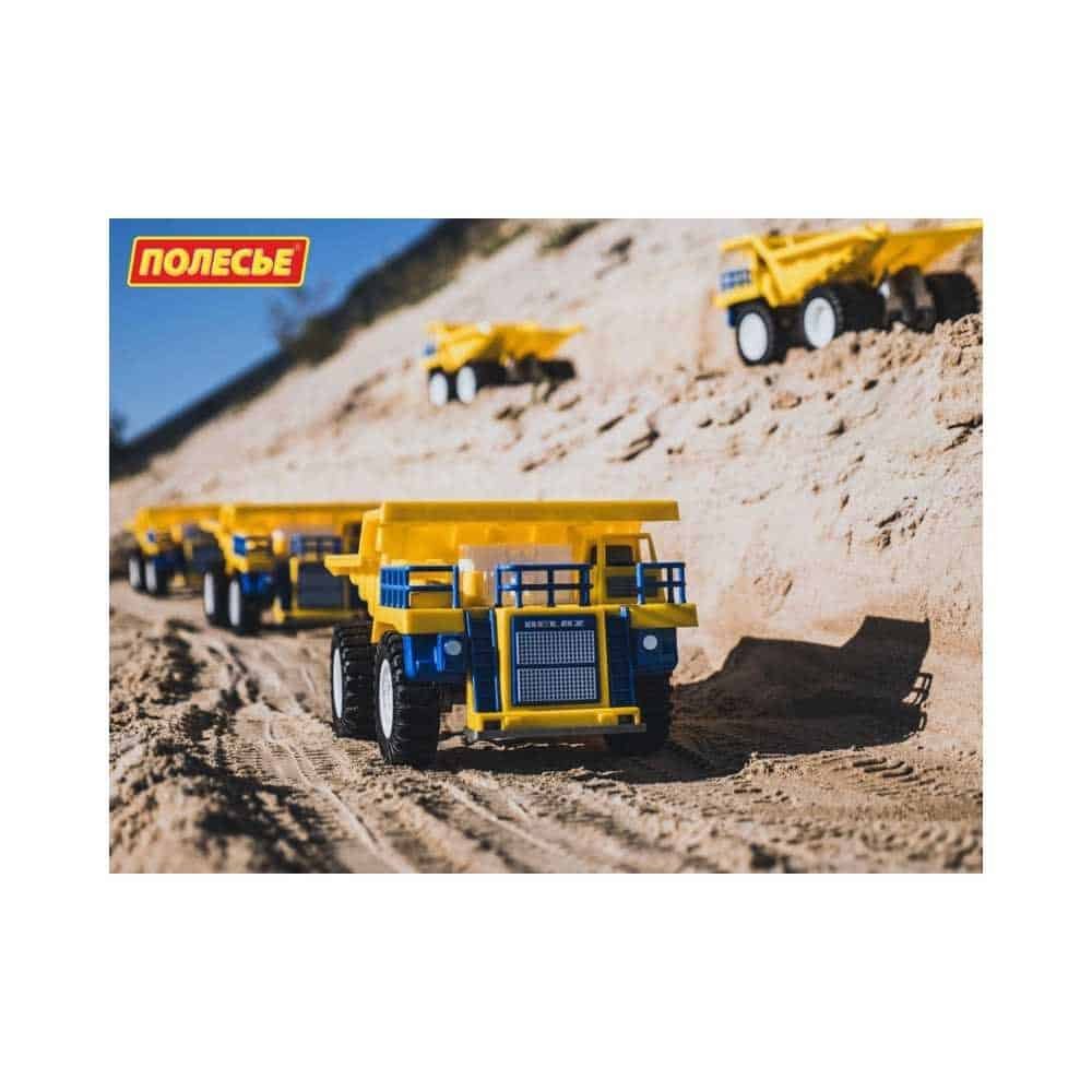 Jucării camioane și excavatoare pentru copii în nisip, ideal pentru joacă și dezvoltare.