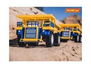 - Masina are bena basculanta si roti mari cu striatii.