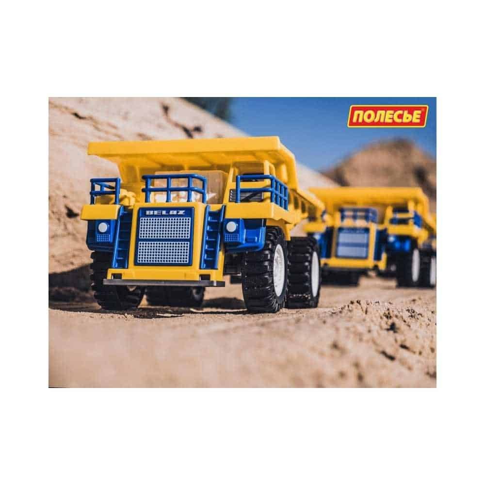 - Masina are bena basculanta si roti mari cu striatii.