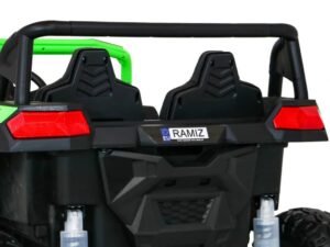 Mașinuță electrică pentru copii, model sport, pentru joacă în aer liber, ideală pentru cei mici.