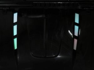 Elevatoare moderne pentru jucării din lemn în culori luminoase, ideale pentru camera copilului.