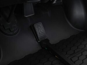 1. Pedal acceleratie si frana auto, interior masină moderna.