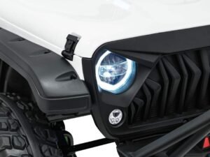 Far roșu și lumină de fază LED pe mașină off-road neagră, detaliu față auto.