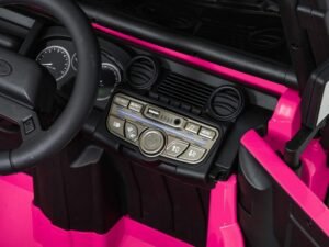 Volan și consola mașinii de jucărie roz pentru copii, detaliu interior auto pentru joacă și imaginație.