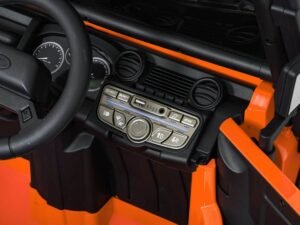 Jucărie mașină electrică pentru copii, model off-road, cu volan și butoane de control multifuncționale.