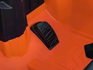 Buton pedal pentru mașinuțe electrice, design sigur și confortabil, în culori vesele pentru copilul tău.