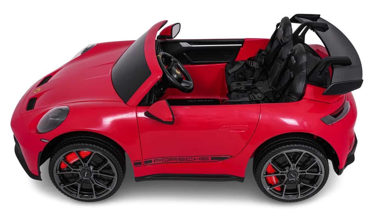 Mașinuță electrică pentru copii Porsche, roșie, cu design sport și scaune confortabile, ideală pentru jocuri outdoor.