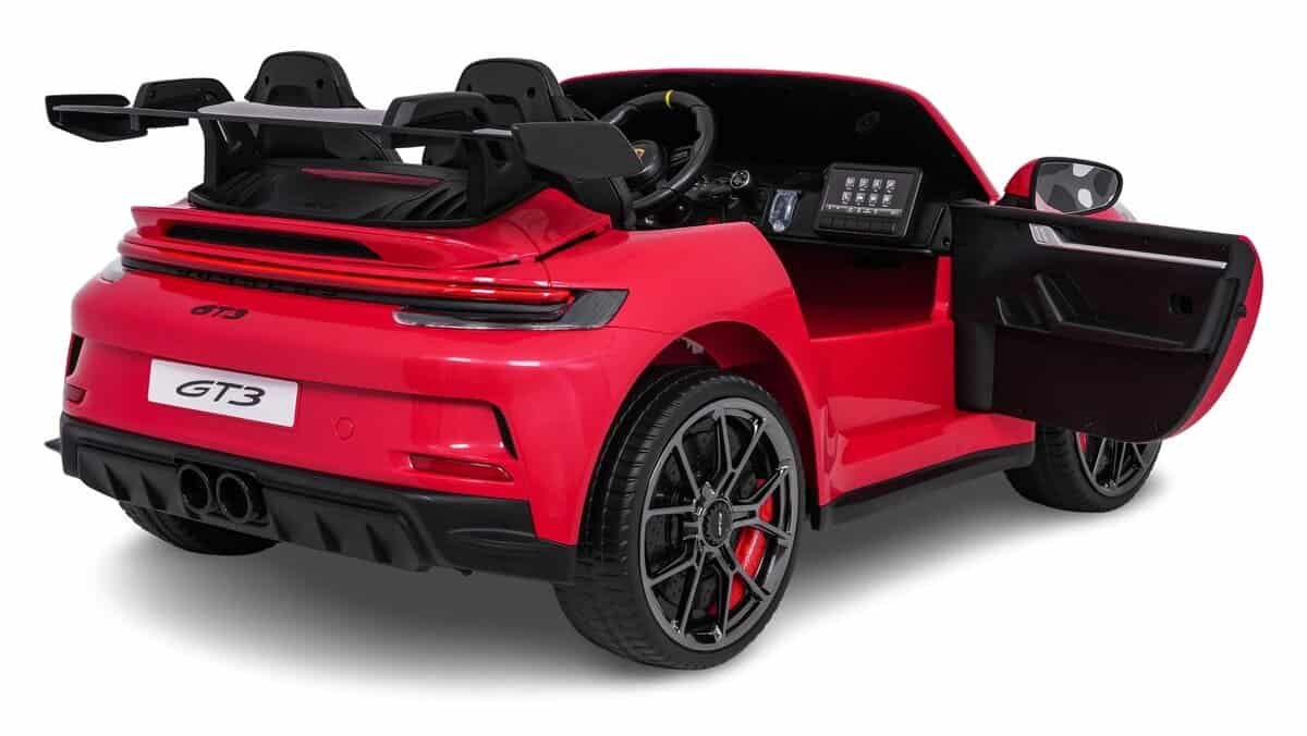 Mașinuță electrică pentru copii, model sport GT3, în culoare roșie cu detalii negre și interior modern.