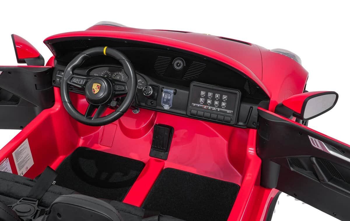 1. Scaun și volan pentru mașinuță electrică pentru copii, design realist și sigur.