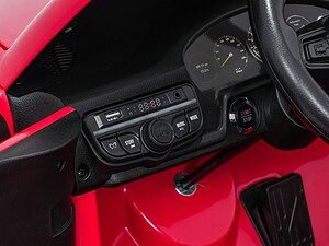 1. Tablou de bord și comenzi auto pentru mașini de jucarie în culoarea roșie.