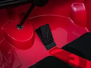 Peddale pentru mașinuțe de jucărie, design sigur și colorat pentru copii.