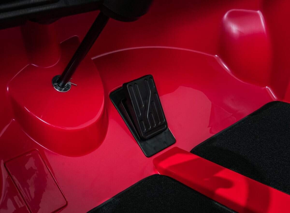 Peddale pentru mașinuțe de jucărie, design sigur și colorat pentru copii.