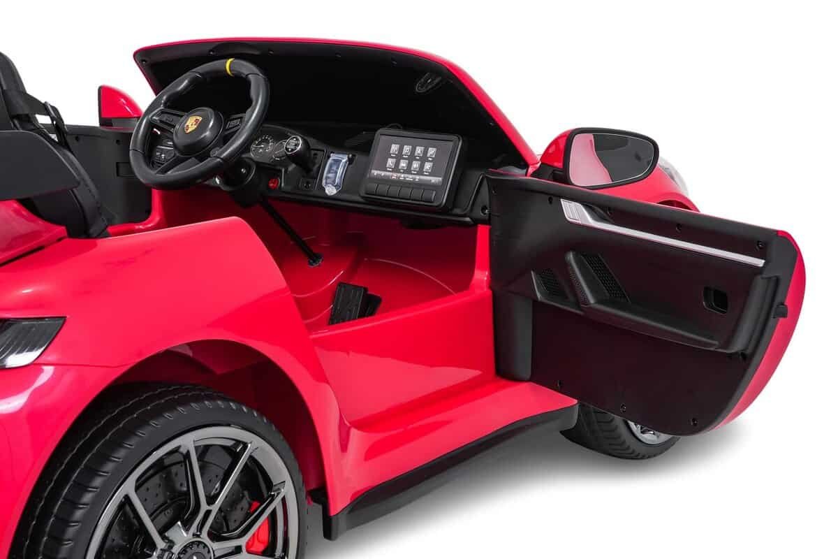 Mașină de jucărie electrică pentru copii, model sport Ferrari roșu, interior detaliat.