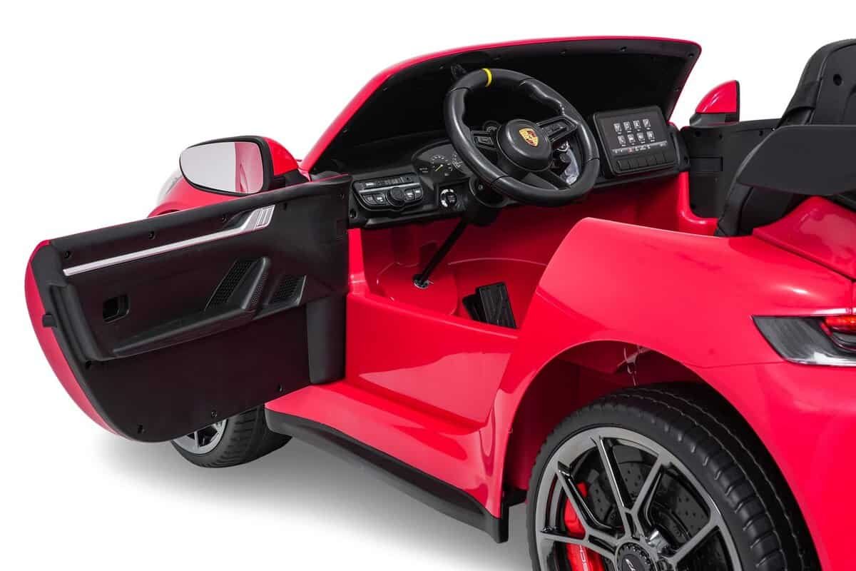 Jucărie mașină sport pentru copii, atractivă și sigură, perfectă pentru distracție și aventură.