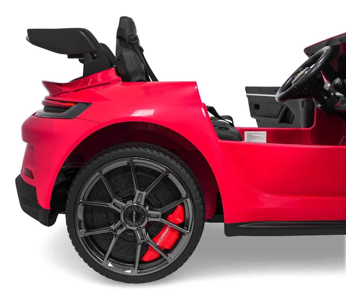 Mașinuță electrică pentru copii, design sportiv roșu, sigilată pentru joacă în siguranță.
