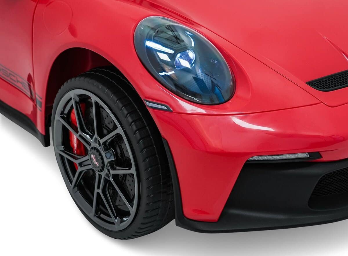 Jucarie pentru copii: masina sport roșie cu lumini și anvelope negre elegante.