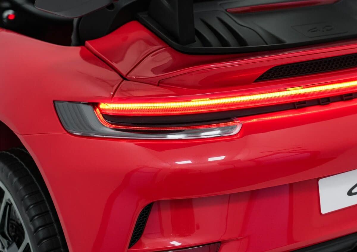 Iluminare led portocaliu pe partea din spate a mașinii sport roșii.
