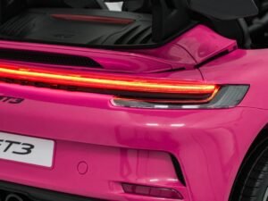 - automobil sportiv roz lucios cu faruri LED.