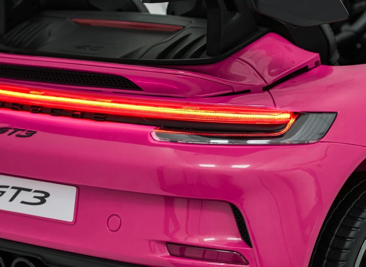 - automobil sportiv roz lucios cu faruri LED.