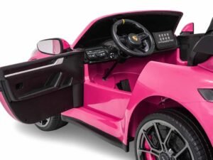 Mașinuță electrică roza pentru copii cu interior detaliat și real, ideal pentru joacă și dezvoltarea imaginației.