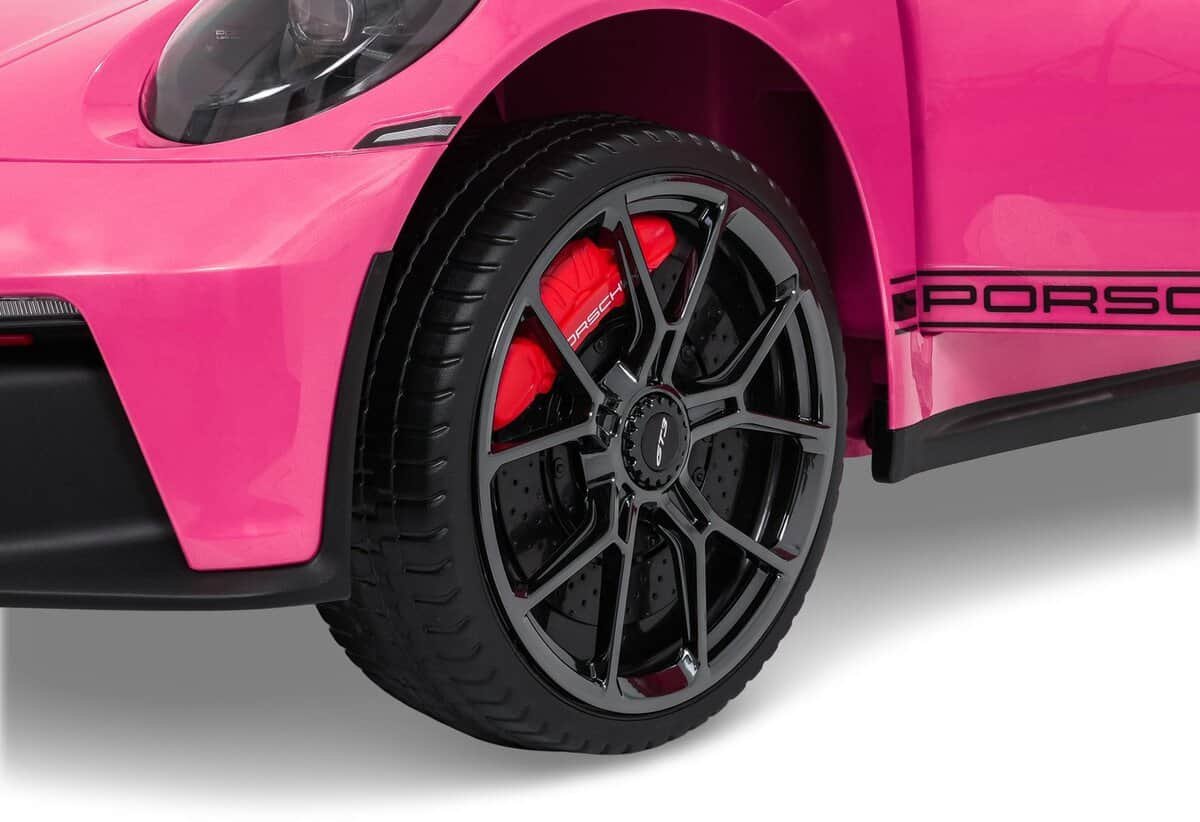 Mașină sport roz Porsche cu jantă neagră REIL care evidențiază culorile vibrante și designul modern.