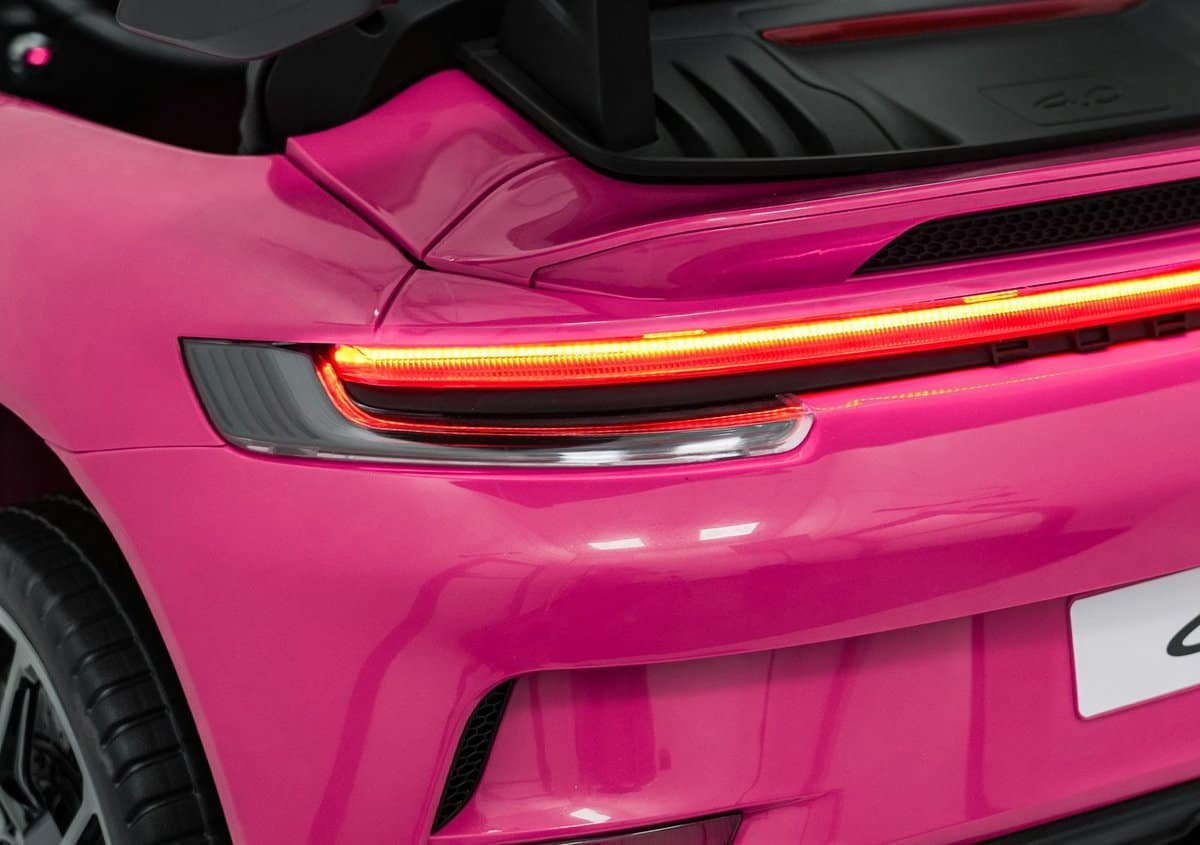 1. Jucării pentru copii, casuțe, și accesorii pentru joacă în materiale durabile.